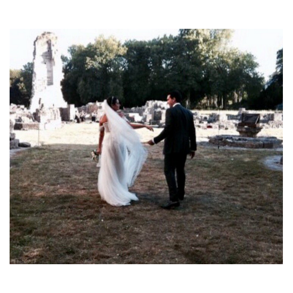 Faustine Bollaert publie une photo de son mariage avec Maxime Chattam célébré le 31 août 2012, à l'occasion de leurs noces de bois.