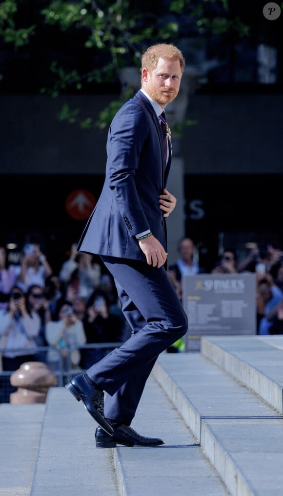 Le prince Harry, duc de Sussex arrive à la célébration du 10ème anniversaire des Invictus Games, en la cathédrale Saint-Paul à Londres, le 8 mai 2024. Venu sans sa femme et ses enfants, il ne rencontrera pas son père qui lutte actuellement contre un cancer. © Jonathan Buckmaster/Mirropix/Bestimage 