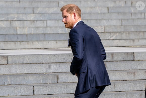 Le prince Harry, duc de Sussex arrive à la célébration du 10ème anniversaire des Invictus Games, en la cathédrale Saint-Paul à Londres, le 8 mai 2024. Venu sans sa femme et ses enfants, il ne rencontrera pas son père qui lutte actuellement contre un cancer. © MISC/Backgrid USA/Bestimage 