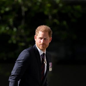 Il a assisté aux funérailles de son oncle, Lord Robert Fellowes. William était aussi présent 
Le prince Harry, duc de Sussex arrive à la célébration du 10ème anniversaire des Invictus Games, en la cathédrale Saint-Paul à Londres, le 8 mai 2024. Venu sans sa femme et ses enfants, il ne rencontrera pas son père qui lutte actuellement contre un cancer. © Zahu/Backgrid UK/Bestimage 