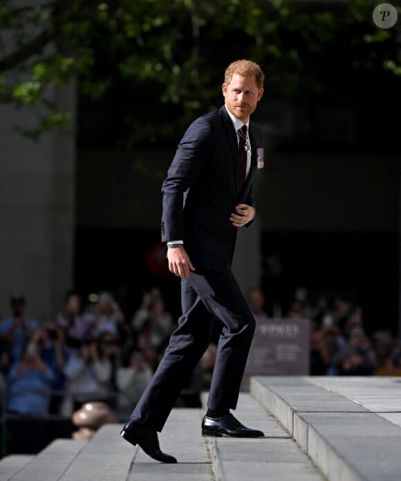 Il a assisté aux funérailles de son oncle, Lord Robert Fellowes. William était aussi présent 
Le prince Harry, duc de Sussex arrive à la célébration du 10ème anniversaire des Invictus Games, en la cathédrale Saint-Paul à Londres, le 8 mai 2024. Venu sans sa femme et ses enfants, il ne rencontrera pas son père qui lutte actuellement contre un cancer. © Zahu/Backgrid UK/Bestimage 