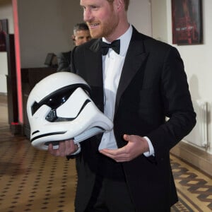 Harry a en revanche pu assister aux obsèques de son oncle en toute discrétion 
Le prince Harry lors de la première de Star Wars, épisode VIII : Les Derniers Jedi au Royal Albert Hall à Londres, le 12 décembre 2017 