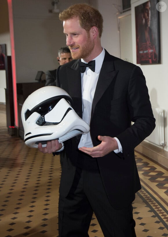 Harry a en revanche pu assister aux obsèques de son oncle en toute discrétion 
Le prince Harry lors de la première de Star Wars, épisode VIII : Les Derniers Jedi au Royal Albert Hall à Londres, le 12 décembre 2017 