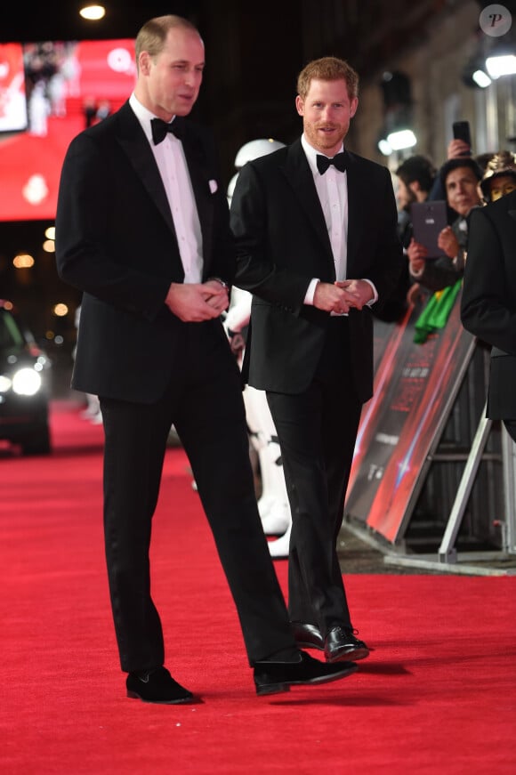 Le prince William, duc de Cambridge et le prince Harry lors de la premiere de Star Wars, épisode VIII : Les Derniers Jedi au Royal Albert Hall à Londres le 12 décembre 2017. 