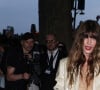 C'est tout sourire que la fille de Jane Birkin a salué la foule présente lors de son arrivée sur la terre ferme.
Lou Doillon - Arrivées au défilé de mode Hommes printemps-été 2025 "AMI Alexandre Mattiussi" lors de la fashion week de Paris. Le 20 juin 2024 © Denis Guignebourg / Bestimage