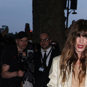 C'est tout sourire que la fille de Jane Birkin a salué la foule présente lors de son arrivée sur la terre ferme.
Lou Doillon - Arrivées au défilé de mode Hommes printemps-été 2025 "AMI Alexandre Mattiussi" lors de la fashion week de Paris. Le 20 juin 2024 © Denis Guignebourg / Bestimage