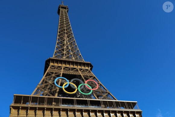 Illustration des anneaux olympiques sur la Tour Eiffel à Paris pour les Jeux Olympiques 2024. Le 10 juillet 2024 © Mickael Chavet / Zuma Press / Bestimage 