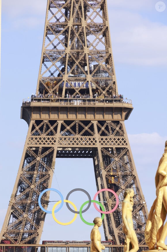 Pour les Jeux olympiques et paralympiques de Paris 2024, c'est la tour Eiffel qui a été choisie pour porter les anneaux olympiques, à Paris, France, le 23 juin 2024. © Christophe Aubert via Bestimage 