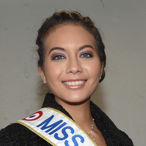 En décembre 2018, c'est Vaimalama Chaves qui a été élue Miss France 2019
Vaimalama Chaves (Miss France 2019) en visite dans les écuries de l'hippodrome lors du Grand Prix de France 2019 à l'hippodrome de Vincennes à Paris, France, le 10 février 2019. © Coadic Guirec/Bestimage 