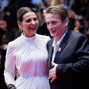 Benoît Magimel et Juliette Binoche - Descente des marches du film " La passion de Dodin Bouffant " lors du 76ème Festival International du Film de Cannes, au Palais des Festivals à Cannes. Le 24 mai 2023 © Jacovides-Moreau / Bestimage 