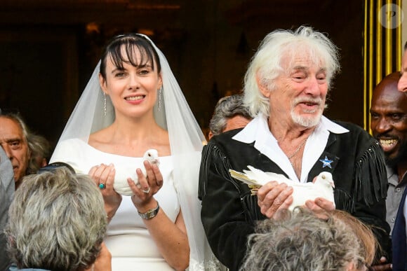 Murielle Mégevand et Hugues Aufray sur le parvis de l'église pour un lâcher de colombes - Mariage d'Hugues Aufray et de Murielle Mégevand à l'église Saint-Vigor de Marly-Le Roy, France, le 2 septembre 2023. 