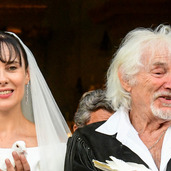 Murielle Mégevand et Hugues Aufray sur le parvis de l'église pour un lâcher de colombes - Mariage d'Hugues Aufray et de Murielle Mégevand à l'église Saint-Vigor de Marly-Le Roy, France, le 2 septembre 2023. 