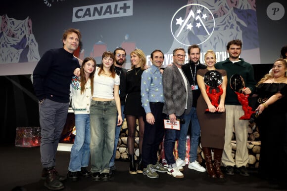 Thomas Jouannet, Ysée Jouannet, Mado Jouannet, Caroline AngladeGuillaume De Tonquédec, Adrien Guedra-Degeorges, Chloé Jouannet, Maxime Azzopardi, Marilou Berry lors de la cérémonie de clôture du 27ème Festival International du Film de Comédie de l'Alpe d'Huez, France, le 20 janvier 2024. © Dominique Jacovides/Bestimage