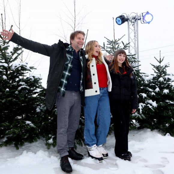 Thomas Jouannet et ses filles Chloé Jouannet, Mado Jouannet - Photocall du court-métrage "Allez ma fille", réalisé par C.Jouannet, lors du 27ème Festival International du Film de Comédie de l'Alpe d'Huez, le 18 janvier 2024. © Dominique Jacovides / Bestimage 