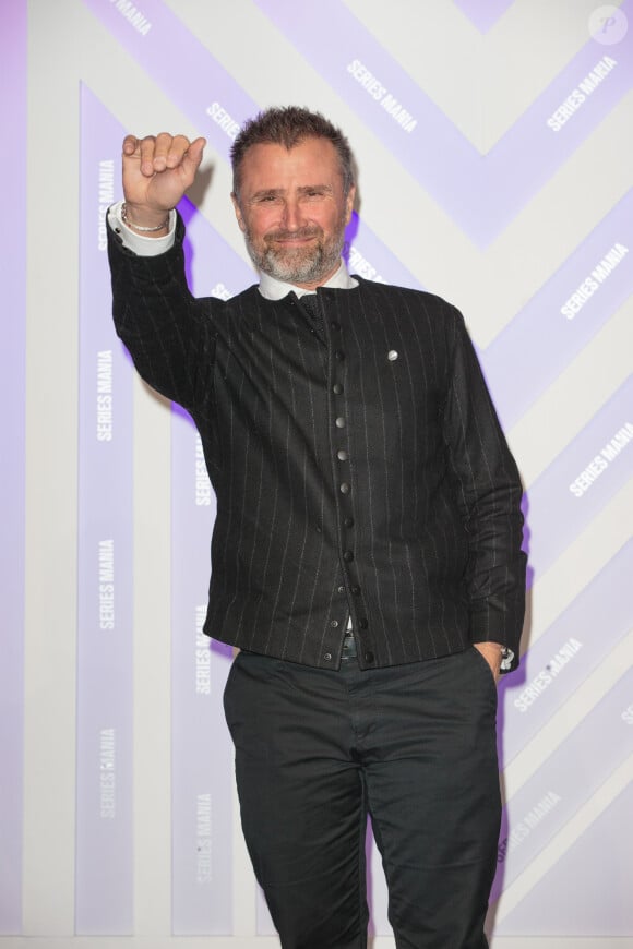 Et de rassurer : "Cela fait un an et demi que j'ai tout organisé pour que la tournée ne perturbe pas mon travail à Sète".
Alexandre Brasseur lors du photocall de la la cérémonie d'ouverture Serie Mania Festival international Lille 2024, à Lille, France, le 15 mars 2024. © Stéphane Vansteenkiste/Bestimage