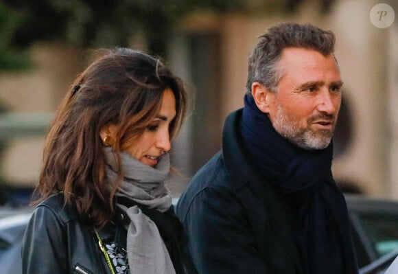 Alexandre Brasseur et sa compagne Isabelle Regourd - Hommage à Charlotte Valandrey en l'église Saint François-Xavier à Paris le 6 octobre 2022. © Christophe Clovis/Bestimage