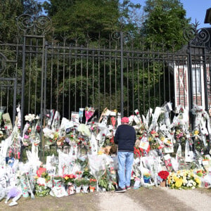 Les hommages se multiplient devant l'entrée de la maison de Alain Delon à Douchy le 22 août 2024. 