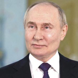 Vladimir Poutine, 71 ans, est en couple depuis de nombreuses années avec Alina Kabaeva bien qu’il n’ait jamais reconnu publiquement leur relation
Vladimir Poutine en conférence de presse à Tashkent. 