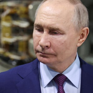 Le président russe Vladimir Poutine lors de sa visite à l'Institut commun de recherche nucléaire pour examiner un anneau de collisionneur d'ions lourds NICA (Nuclotron-based Ion Collider) à Doubna, Russie, le 13 juin 2024. © Alexander Kazakov/Tass/Bestimage