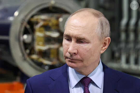 Le président russe Vladimir Poutine lors de sa visite à l'Institut commun de recherche nucléaire pour examiner un anneau de collisionneur d'ions lourds NICA (Nuclotron-based Ion Collider) à Doubna, Russie, le 13 juin 2024. © Alexander Kazakov/Tass/Bestimage