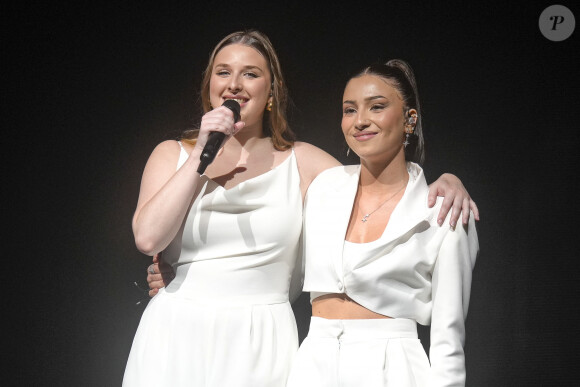 La jeune femme indique vouloir se montrer présente pour les nouveaux candidats.
Héléna Bailly et Lénie Vacher lors du concert de la Star Academy à Lyon, le 15/03/24. Photo Sandrine Thesillat / Panoramic