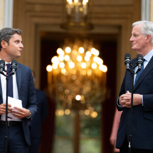 Gabriel Attal et le premier ministre Michel Barnier - Le nouveau Premier ministre M.Barnier et le Premier ministre sortant G.Attal lors de la cérémonie de passation des pouvoirs à l'hôtel Matignon à Paris le 5 septembre 2024. © Jeanne Accorsini / Pool / Bestimage 