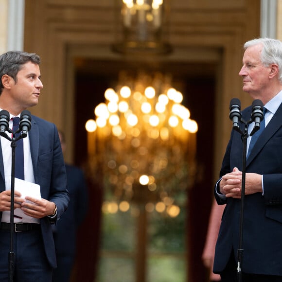 Gabriel Attal et le premier ministre Michel Barnier - Le nouveau Premier ministre M.Barnier et le Premier ministre sortant G.Attal lors de la cérémonie de passation des pouvoirs à l'hôtel Matignon à Paris le 5 septembre 2024. © Jeanne Accorsini / Pool / Bestimage 