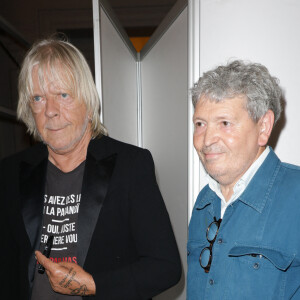 Le chanteur Renaud (Renaud Séchan) et l'artiste Robert Combas - Les amis musiciens de Renaud ont donné un concert à la Mairie du 13ème à Paris le 5 septembre 2024, en hommage au chanteur et à l'occasion de l'exposition "Renaud, Des mots et des images" et de la sortie d'un recueil regroupant des oeuvres d'artistes contemporains illustrant ses chansons par vingt artistes, dont le pionnier de l'art urbain Ernest Pignon-Ernest, les street artistes Jef Aérosol et C215 © Coadic Guirec/Bestimage