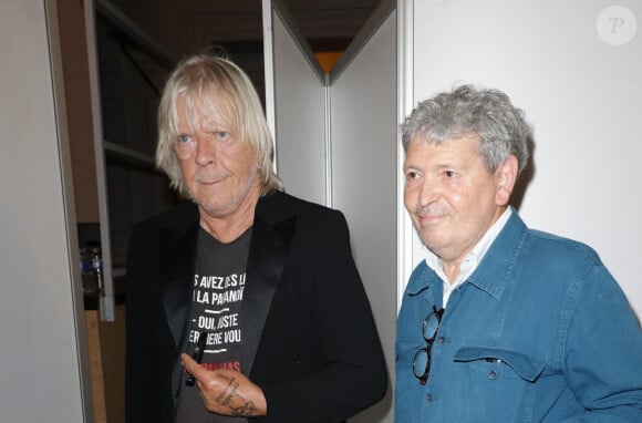 Le chanteur Renaud (Renaud Séchan) et l'artiste Robert Combas - Les amis musiciens de Renaud ont donné un concert à la Mairie du 13ème à Paris le 5 septembre 2024, en hommage au chanteur et à l'occasion de l'exposition "Renaud, Des mots et des images" et de la sortie d'un recueil regroupant des oeuvres d'artistes contemporains illustrant ses chansons par vingt artistes, dont le pionnier de l'art urbain Ernest Pignon-Ernest, les street artistes Jef Aérosol et C215 © Coadic Guirec/Bestimage