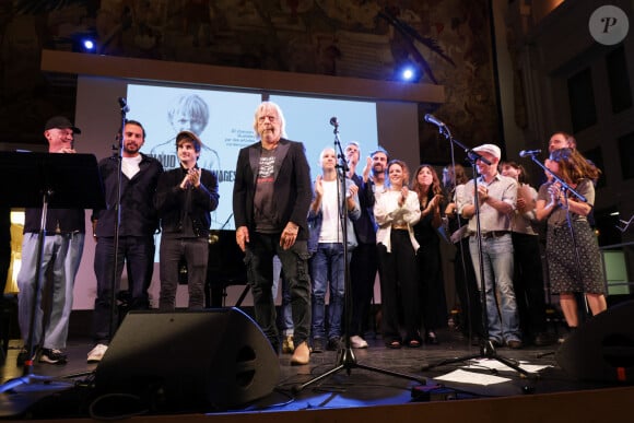 Le chanteur Renaud (Renaud Séchan), Gaëtan Roussel et Gauvain Sers - Les amis musiciens de Renaud ont donné un concert à la Mairie du 13ème à Paris le 5 septembre 2024, en hommage au chanteur et à l'occasion de l'exposition "Renaud, Des mots et des images" et de la sortie d'un recueil regroupant des oeuvres d'artistes contemporains illustrant ses chansons par vingt artistes © Coadic Guirec/Bestimage