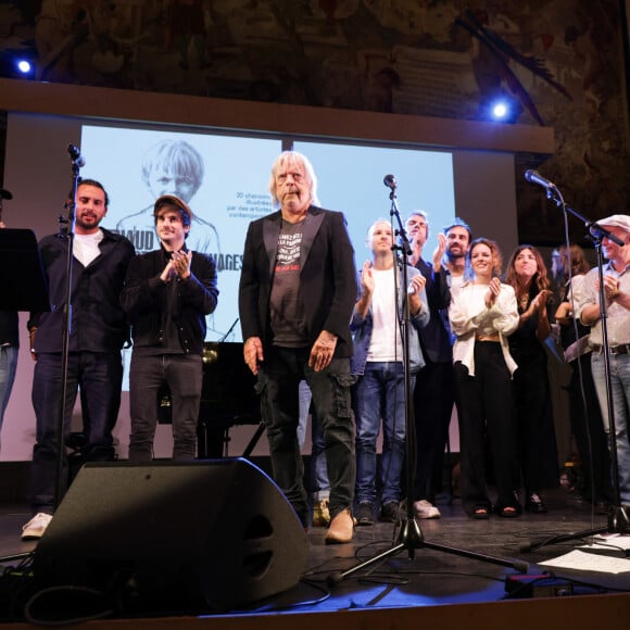 Le chanteur Renaud (Renaud Séchan), Gaëtan Roussel et Gauvain Sers - Les amis musiciens de Renaud ont donné un concert à la Mairie du 13ème à Paris le 5 septembre 2024, en hommage au chanteur et à l'occasion de l'exposition "Renaud, Des mots et des images" et de la sortie d'un recueil regroupant des oeuvres d'artistes contemporains illustrant ses chansons par vingt artistes © Coadic Guirec/Bestimage