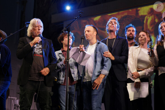 Le chanteur Renaud (Renaud Séchan), Gaëtan Roussel et Gauvain Sers - Les amis musiciens de Renaud ont donné un concert à la Mairie du 13ème à Paris le 5 septembre 2024, en hommage au chanteur et à l'occasion de l'exposition "Renaud, Des mots et des images" et de la sortie d'un recueil regroupant des oeuvres d'artistes contemporains illustrant ses chansons par vingt artistes © Coadic Guirec/Bestimage