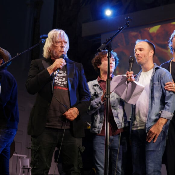 Le chanteur Renaud (Renaud Séchan), Gaëtan Roussel et Gauvain Sers - Les amis musiciens de Renaud ont donné un concert à la Mairie du 13ème à Paris le 5 septembre 2024, en hommage au chanteur et à l'occasion de l'exposition "Renaud, Des mots et des images" et de la sortie d'un recueil regroupant des oeuvres d'artistes contemporains illustrant ses chansons par vingt artistes © Coadic Guirec/Bestimage