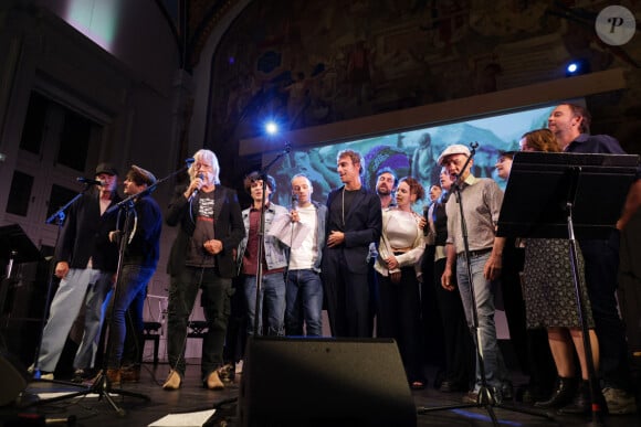 Le chanteur Renaud (Renaud Séchan), Gaëtan Roussel et Gauvain Sers - Les amis musiciens de Renaud ont donné un concert à la Mairie du 13ème à Paris le 5 septembre 2024, en hommage au chanteur et à l'occasion de l'exposition "Renaud, Des mots et des images" et de la sortie d'un recueil regroupant des oeuvres d'artistes contemporains illustrant ses chansons par vingt artistes © Coadic Guirec/Bestimage