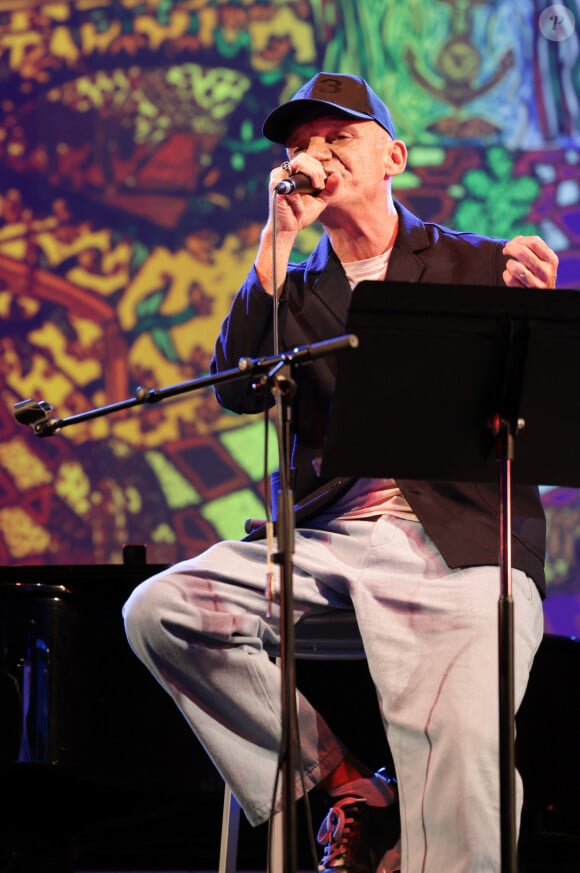 Gaëtan Roussel - Les amis musiciens de Renaud ont donné un concert à la Mairie du 13ème à Paris le 5 septembre 2024, en hommage au chanteur et à l'occasion de l'exposition "Renaud, Des mots et des images" et de la sortie d'un recueil regroupant des oeuvres d'artistes contemporains illustrant ses chansons par vingt artistes. © Coadic Guirec/Bestimage