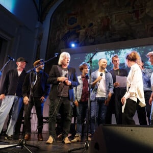 Le chanteur Renaud (Renaud Séchan), Gaëtan Roussel et Gauvain Sers - Les amis musiciens de Renaud ont donné un concert à la Mairie du 13ème à Paris le 5 septembre 2024, en hommage au chanteur et à l'occasion de l'exposition "Renaud, Des mots et des images" et de la sortie d'un recueil regroupant des oeuvres d'artistes contemporains illustrant ses chansons par vingt artistes. © Coadic Guirec/Bestimage