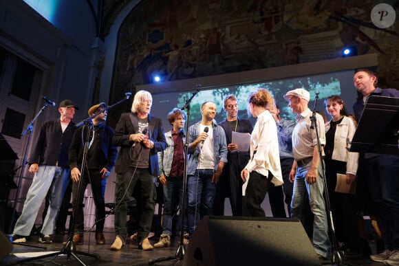 Le chanteur Renaud (Renaud Séchan), Gaëtan Roussel et Gauvain Sers - Les amis musiciens de Renaud ont donné un concert à la Mairie du 13ème à Paris le 5 septembre 2024, en hommage au chanteur et à l'occasion de l'exposition "Renaud, Des mots et des images" et de la sortie d'un recueil regroupant des oeuvres d'artistes contemporains illustrant ses chansons par vingt artistes. © Coadic Guirec/Bestimage