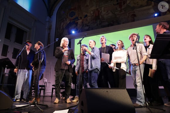 Le chanteur Renaud (Renaud Séchan), Gaëtan Roussel et Gauvain Sers - Les amis musiciens de Renaud ont donné un concert à la Mairie du 13ème à Paris le 5 septembre 2024, en hommage au chanteur et à l'occasion de l'exposition "Renaud, Des mots et des images" et de la sortie d'un recueil regroupant des oeuvres d'artistes contemporains illustrant ses chansons par vingt artistes © Coadic Guirec/Bestimage