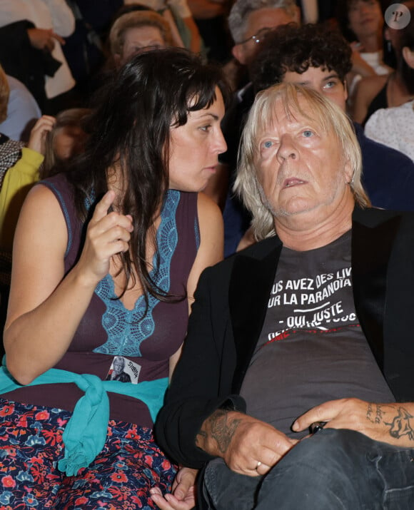 Le chanteur Renaud (Renaud Séchan) et sa femme Cerise - Les amis musiciens de Renaud ont donné un concert à la Mairie du 13ème à Paris le 5 septembre 2024, en hommage au chanteur et à l'occasion de l'exposition "Renaud, Des mots et des images" et de la sortie d'un recueil regroupant des oeuvres d'artistes contemporains illustrant ses chansons par vingt artistes © Coadic Guirec/Bestimage