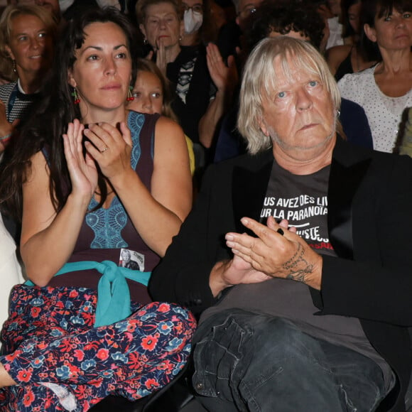 Le chanteur est sur tous les fronts !
Le chanteur Renaud (Renaud Séchan) et sa femme Cerise - Les amis musiciens de Renaud ont donné un concert à la Mairie du 13ème à Paris, en hommage au chanteur et à l'occasion de l'exposition "Renaud, Des mots et des images" et de la sortie d'un recueil regroupant des oeuvres d'artistes contemporains illustrant ses chansons par vingt artistes. © Coadic Guirec/Bestimage