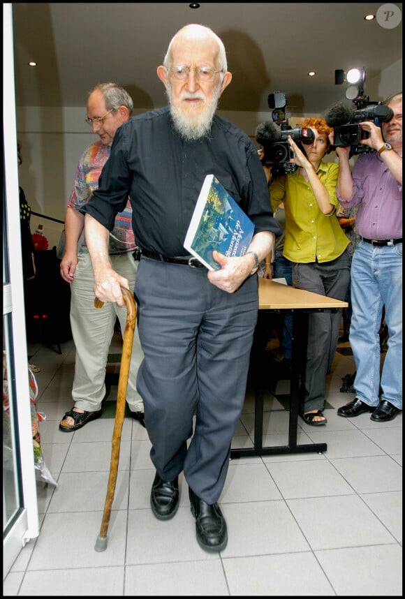 Conference de presse de L'abbe Pierre pour celebrer ses 92 ans au siege Emmaus a Alfortville .