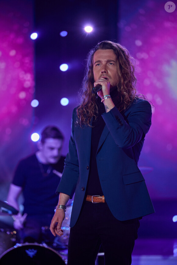 Exclusif - Julien Doré - Enregistrement de l'émission "Allez viens je t'emmène...Au Music Hall" au Studio Gabriel à Paris, qui sera diffusée le 28 mai sur France 3. Le 6 avril 2021 © Cyril Moreau / Bestimage 