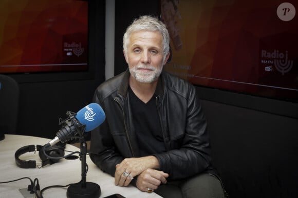 Stéphane Guillon est l'invité du "15h/16h30" présenté par CS Cohen et diffusé en direct sur Radio J le 26 mars 2024. © Jack Tribeca / Bestimage 