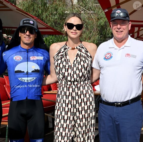 Le prince Albert II de Monaco et son épouse la princesse Charlene, accompagné de Sir Philip Green, principal sponsor de l'événement, ont assisté à l'arrivée de la seconde édition de la course en relais intitulée The Crossing : Calvi – Monaco Water Bike Challenge sur la plage du Larvotto à Monaco, le 7 septembre 2024. Ce défi sportif caritatif a pour objectif de rallier Calvi à Monaco en un temps minimum en water bike. Le 6 septembre, les 5 équipes s'élancent du port de Calvi pour une course en moins de 24 heures. Les 4 athlètes de chaque équipe se relayent en mer sur une distance de 180 kilomètres. Les conditions de la traversée sont diverses : vent, houle, brouillard, nuit, soleil, pluie. Parmi les participants, on compte l'équipe " Serenity " avec le pilote finlandais Valtteri Bottas, le cycliste slovaque Peter Sagan ou encore Gareth Wittstock, le frère de la princesse Charlène et Secrétaire Général de la Fondation Princesse Charlène de Monaco qui organise ce défi sportif. L'entrepreneur Brandon Green, le cycliste suédois Gustav Larsson et Harvey Bird font, eux, partie de l'équipe " Lionheart " qui a remporté cette deuxième édition. Alexandre Baccili, Jacopo Marzocco, Jean-Baptiste Pastor et Anthony Roustan composent l'équipe baptisée " Rock to Rock ". La team " Ferrari " sera, de son côté, composée en partie de pilotes automobiles Italiens. Il y a d'abord Antonio Giovinazzi, Francesco Castellacci, Allessandro Pierguidi mais aussi Guido Giovanelli du groupe BPM. Enfin, ce sont les boxeurs Oleksandr Usyk et Daniel Lapin sans oublier Dmytro Kovalenko et Nicolas Fache qui affronteront les autres équipes à bord des hydro vélos. Oleksandr Usyk, le champion du monde ukrainien a terminé son relais épuisé malgré sa condition physique de sportif de haut niveau. Dans l'assistance on pouvait noter la présense du père de la princesse Mike Wttstock, le champion d'apnée Pierre Frolla, côté show-biz, c'est Marc Toesca, le présentateur TV qui a posé avec Charly Nestor, l'un des animateurs vedettes de l'émission phare de M6 dans les années 2000, le Hit Machine. Charly, aujourd'hui, anime une émission de radio sur Radio Monaco, et sera sur l'antenne de TV Monaco dès la rentrée dans une émission hebdomadaire où des personnalités de tous bords vont se retrouver à ses côtés pour une petite pause monégasque. © Bruno Bebert/Bestimage 