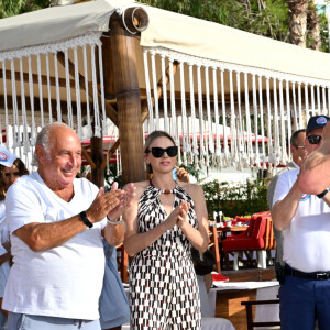 Le prince Albert II de Monaco et son épouse la princesse Charlene, accompagné de Sir Philip Green, principal sponsor de l'événement, ont assisté à l'arrivée de la seconde édition de la course en relais intitulée The Crossing : Calvi – Monaco Water Bike Challenge sur la plage du Larvotto à Monaco, le 7 septembre 2024. Ce défi sportif caritatif a pour objectif de rallier Calvi à Monaco en un temps minimum en water bike. Le 6 septembre, les 5 équipes s'élancent du port de Calvi pour une course en moins de 24 heures. Les 4 athlètes de chaque équipe se relayent en mer sur une distance de 180 kilomètres. Les conditions de la traversée sont diverses : vent, houle, brouillard, nuit, soleil, pluie. Parmi les participants, on compte l'équipe " Serenity " avec le pilote finlandais Valtteri Bottas, le cycliste slovaque Peter Sagan ou encore Gareth Wittstock, le frère de la princesse Charlène et Secrétaire Général de la Fondation Princesse Charlène de Monaco qui organise ce défi sportif. L'entrepreneur Brandon Green, le cycliste suédois Gustav Larsson et Harvey Bird font, eux, partie de l'équipe " Lionheart " qui a remporté cette deuxième édition. Alexandre Baccili, Jacopo Marzocco, Jean-Baptiste Pastor et Anthony Roustan composent l'équipe baptisée " Rock to Rock ". La team " Ferrari " sera, de son côté, composée en partie de pilotes automobiles Italiens. Il y a d'abord Antonio Giovinazzi, Francesco Castellacci, Allessandro Pierguidi mais aussi Guido Giovanelli du groupe BPM. Enfin, ce sont les boxeurs Oleksandr Usyk et Daniel Lapin sans oublier Dmytro Kovalenko et Nicolas Fache qui affronteront les autres équipes à bord des hydro vélos. Oleksandr Usyk, le champion du monde ukrainien a terminé son relais épuisé malgré sa condition physique de sportif de haut niveau. Dans l'assistance on pouvait noter la présense du père de la princesse Mike Wttstock, le champion d'apnée Pierre Frolla, côté show-biz, c'est Marc Toesca, le présentateur TV qui a posé avec Charly Nestor, l'un des animateurs vedettes de l'émission phare de M6 dans les années 2000, le Hit Machine. Charly, aujourd'hui, anime une émission de radio sur Radio Monaco, et sera sur l'antenne de TV Monaco dès la rentrée dans une émission hebdomadaire où des personnalités de tous bords vont se retrouver à ses côtés pour une petite pause monégasque. © Bruno Bebert/Bestimage 