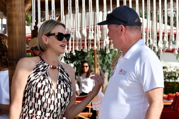 Le prince Albert II de Monaco et son épouse la princesse Charlene, accompagné de Sir Philip Green, principal sponsor de l'événement, ont assisté à l'arrivée de la seconde édition de la course en relais intitulée The Crossing : Calvi – Monaco Water Bike Challenge sur la plage du Larvotto à Monaco, le 7 septembre 2024. Ce défi sportif caritatif a pour objectif de rallier Calvi à Monaco en un temps minimum en water bike. Le 6 septembre, les 5 équipes s'élancent du port de Calvi pour une course en moins de 24 heures. Les 4 athlètes de chaque équipe se relayent en mer sur une distance de 180 kilomètres. Les conditions de la traversée sont diverses : vent, houle, brouillard, nuit, soleil, pluie. Parmi les participants, on compte l'équipe " Serenity " avec le pilote finlandais Valtteri Bottas, le cycliste slovaque Peter Sagan ou encore Gareth Wittstock, le frère de la princesse Charlène et Secrétaire Général de la Fondation Princesse Charlène de Monaco qui organise ce défi sportif. L'entrepreneur Brandon Green, le cycliste suédois Gustav Larsson et Harvey Bird font, eux, partie de l'équipe " Lionheart " qui a remporté cette deuxième édition. Alexandre Baccili, Jacopo Marzocco, Jean-Baptiste Pastor et Anthony Roustan composent l'équipe baptisée " Rock to Rock ". La team " Ferrari " sera, de son côté, composée en partie de pilotes automobiles Italiens. Il y a d'abord Antonio Giovinazzi, Francesco Castellacci, Allessandro Pierguidi mais aussi Guido Giovanelli du groupe BPM. Enfin, ce sont les boxeurs Oleksandr Usyk et Daniel Lapin sans oublier Dmytro Kovalenko et Nicolas Fache qui affronteront les autres équipes à bord des hydro vélos. Oleksandr Usyk, le champion du monde ukrainien a terminé son relais épuisé malgré sa condition physique de sportif de haut niveau. Dans l'assistance on pouvait noter la présense du père de la princesse Mike Wttstock, le champion d'apnée Pierre Frolla, côté show-biz, c'est Marc Toesca, le présentateur TV qui a posé avec Charly Nestor, l'un des animateurs vedettes de l'émission phare de M6 dans les années 2000, le Hit Machine. Charly, aujourd'hui, anime une émission de radio sur Radio Monaco, et sera sur l'antenne de TV Monaco dès la rentrée dans une émission hebdomadaire où des personnalités de tous bords vont se retrouver à ses côtés pour une petite pause monégasque. © Bruno Bebert/Bestimage 