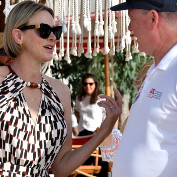 Le prince Albert II de Monaco et son épouse la princesse Charlene, accompagné de Sir Philip Green, principal sponsor de l'événement, ont assisté à l'arrivée de la seconde édition de la course en relais intitulée The Crossing : Calvi – Monaco Water Bike Challenge sur la plage du Larvotto à Monaco, le 7 septembre 2024. Ce défi sportif caritatif a pour objectif de rallier Calvi à Monaco en un temps minimum en water bike. Le 6 septembre, les 5 équipes s'élancent du port de Calvi pour une course en moins de 24 heures. Les 4 athlètes de chaque équipe se relayent en mer sur une distance de 180 kilomètres. Les conditions de la traversée sont diverses : vent, houle, brouillard, nuit, soleil, pluie. Parmi les participants, on compte l'équipe " Serenity " avec le pilote finlandais Valtteri Bottas, le cycliste slovaque Peter Sagan ou encore Gareth Wittstock, le frère de la princesse Charlène et Secrétaire Général de la Fondation Princesse Charlène de Monaco qui organise ce défi sportif. L'entrepreneur Brandon Green, le cycliste suédois Gustav Larsson et Harvey Bird font, eux, partie de l'équipe " Lionheart " qui a remporté cette deuxième édition. Alexandre Baccili, Jacopo Marzocco, Jean-Baptiste Pastor et Anthony Roustan composent l'équipe baptisée " Rock to Rock ". La team " Ferrari " sera, de son côté, composée en partie de pilotes automobiles Italiens. Il y a d'abord Antonio Giovinazzi, Francesco Castellacci, Allessandro Pierguidi mais aussi Guido Giovanelli du groupe BPM. Enfin, ce sont les boxeurs Oleksandr Usyk et Daniel Lapin sans oublier Dmytro Kovalenko et Nicolas Fache qui affronteront les autres équipes à bord des hydro vélos. Oleksandr Usyk, le champion du monde ukrainien a terminé son relais épuisé malgré sa condition physique de sportif de haut niveau. Dans l'assistance on pouvait noter la présense du père de la princesse Mike Wttstock, le champion d'apnée Pierre Frolla, côté show-biz, c'est Marc Toesca, le présentateur TV qui a posé avec Charly Nestor, l'un des animateurs vedettes de l'émission phare de M6 dans les années 2000, le Hit Machine. Charly, aujourd'hui, anime une émission de radio sur Radio Monaco, et sera sur l'antenne de TV Monaco dès la rentrée dans une émission hebdomadaire où des personnalités de tous bords vont se retrouver à ses côtés pour une petite pause monégasque. © Bruno Bebert/Bestimage 