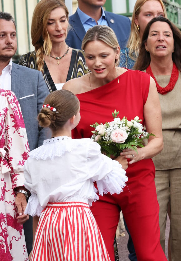 En guise d'accessoires, une paire de boucles d'oreilles de la marque Vanrycke (1450 euros la pièce)
Traditionnel Pique Nique des Monégasques "U Cavagnetu" dans le Parc princesse Antoinette, en présence du prince de Monaco et de la princesse Charlene accompagnés par leurs enfants le prince de Monaco, marquis des Baux, et La princesse de Monaco, comtesse de Carladès, à Monaco, le 7 septembre 2024. © Jean-Charles Vinaj/Pool Monaco/Bestimage 