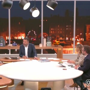 Bruce Toussaint est entouré d'une équipe de chroniqueurs pour accompagner le réveil des téléspectateurs de TF1
Bruce Toussaint et l'équipe de "Bonjour !" sur TF1