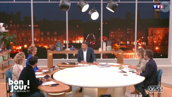 Bruce Toussaint est entouré d'une équipe de chroniqueurs pour accompagner le réveil des téléspectateurs de TF1
Bruce Toussaint et l'équipe de "Bonjour !" sur TF1